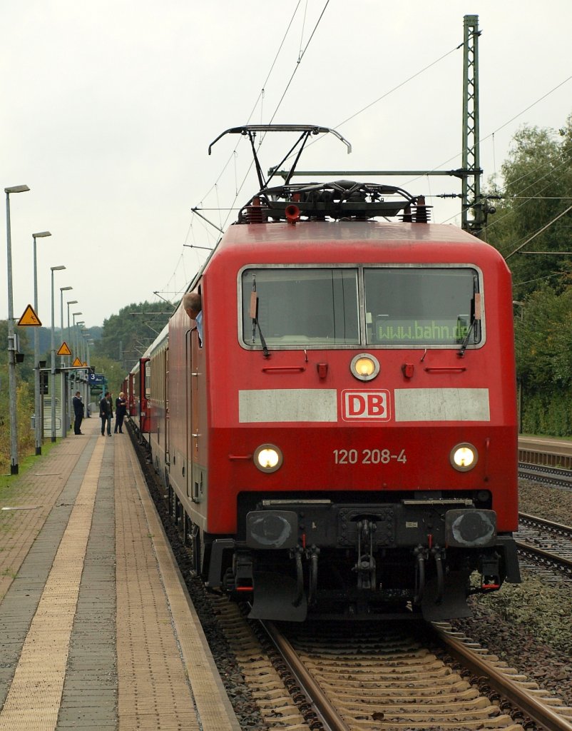 Die DB 120 208-4 wurde ebenfalls mit der Aufgabe den IC 2410/17 zu ziehen beauftragt, hier steht die Lok mit dem Zug kurz vor der Abfahrt im Bhf von Schleswig. 18.09.2011