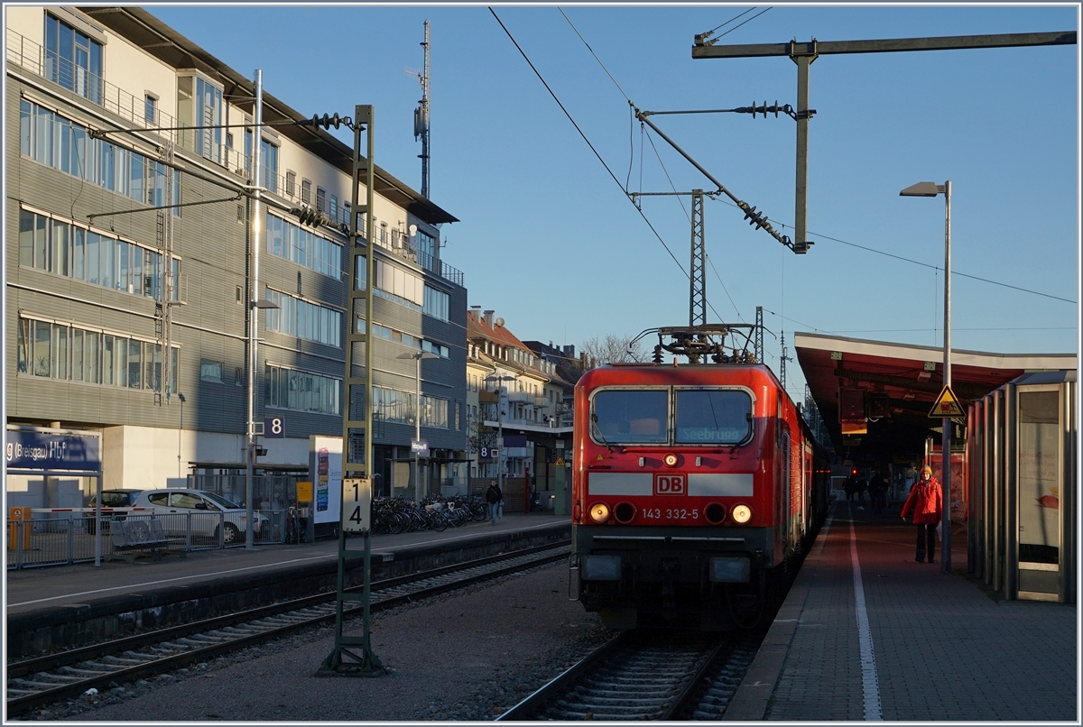 Die DB 143 332-5 wartet mit einer RB nach Seebrugg in Freiburg i.B. auf die Abfahrt. 
29. Nov. 2016