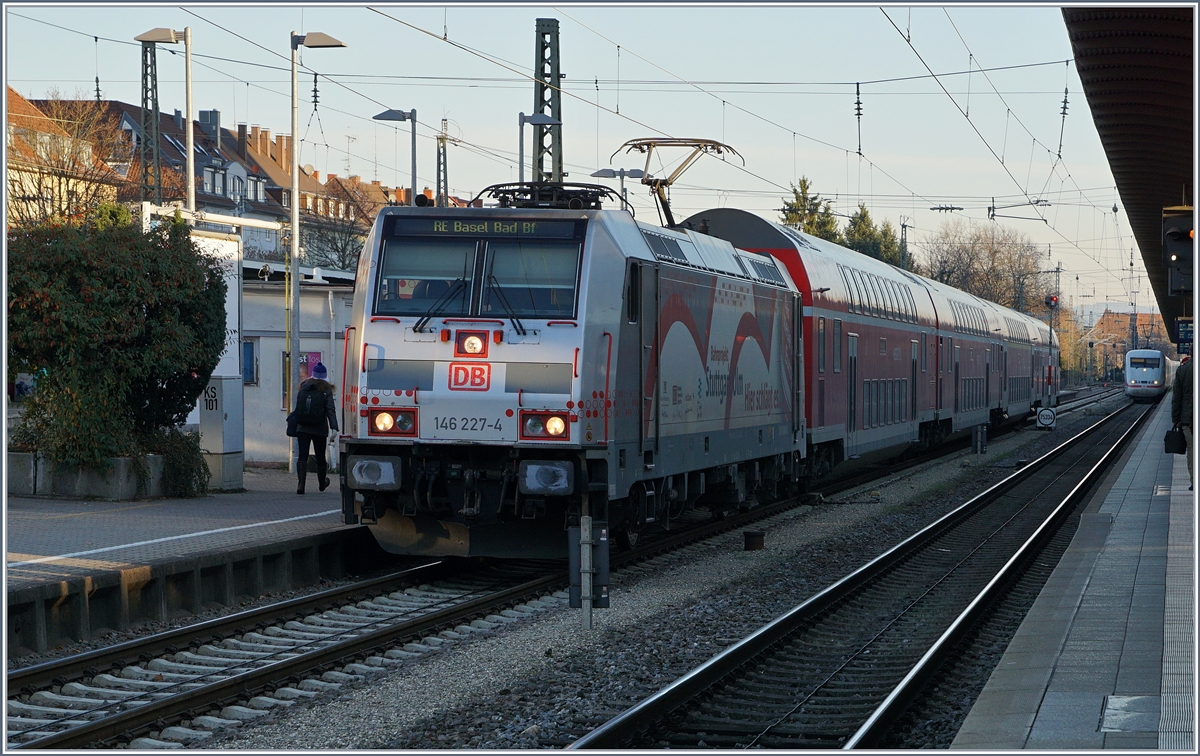 Die DB 146-227-4 wartet mit einer RB in Freiburg i.B. auf die Weiterfaht nach Basel Bad. Bf.
30. Nov. 2016 