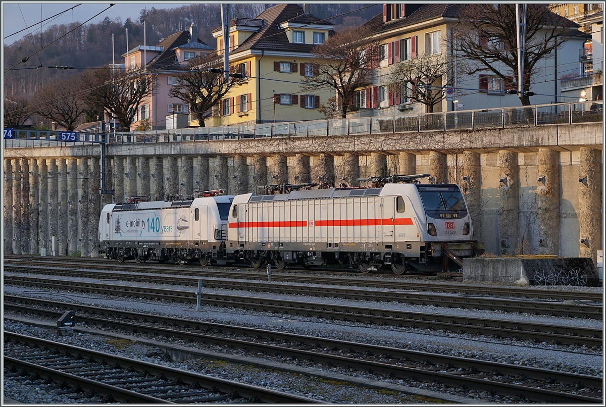 Die DB 147 560-7 (UIC 91 80 6147 560-7D-DB) und die Siemens 193 790-4 (UIC 91 80 6193 790-4 D-SIEAG stehen in Spiez.

14. April 2021