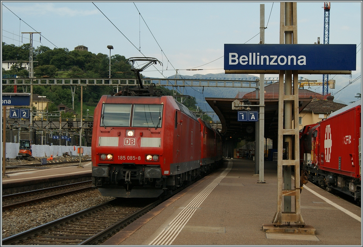 Die DB 185 085-8 (sowie der Bahnsteig) verdecken leider die beiden andern 185, welche zu dritt einen Güterzug nordwärts befördern. 
25. Juni 2015