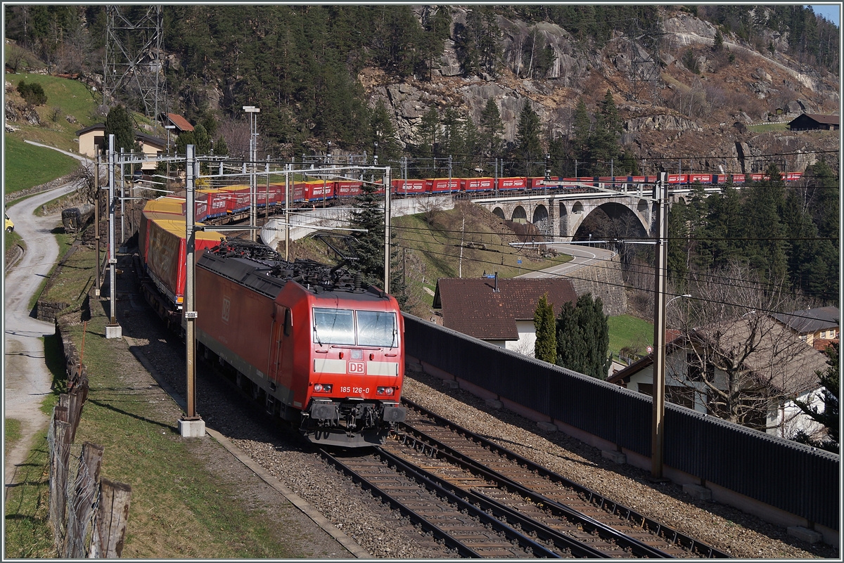 Die DB 185 126-0 schiebt den unendlich langen Winner-Zug bei Wassen nach. 
21. März 2014