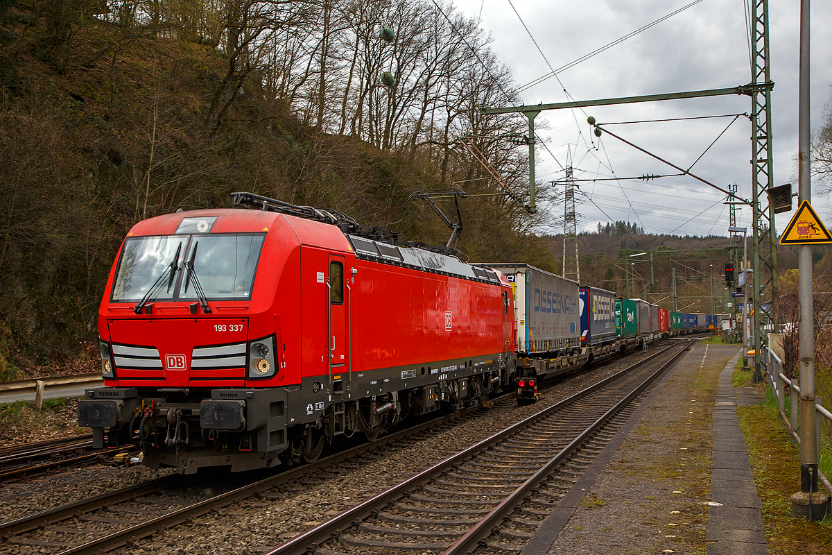 Die DB 193 337 (91 80 6193 337-3 D-DB) fährt am 06.04.2022 mit einem KLV-Zug durch Scheuerfeld (Sieg) in Richtung Siegen. Nochmals einen lieben Gruß an den netten Lokführer zurück, der mich hier mit Handzeichen und Lichtsignal freundlich grüßte. 

Die Siemens Vectron MS (200 km/h - 6.4 MW) wurden 2018 von Siemens unter der Fabriknummer 22417 und gebaut, sie hat die Zulassungen für  D / A / CH / I / NL / B  (Deutschland, Österreich, Schweiz, Italien, Niederland und Belgien) und kann so vom Mittelmeer bis an die Nordsee ohne Lokwechsel durchfahren.

So kann diese Lok diesen KLV-Zug, durch die Schweiz, bis nach Italien bringen. Wobei die Lokführer wechseln, so fahren in der Schweiz Schweizer und in Italien italienische Lokführer.