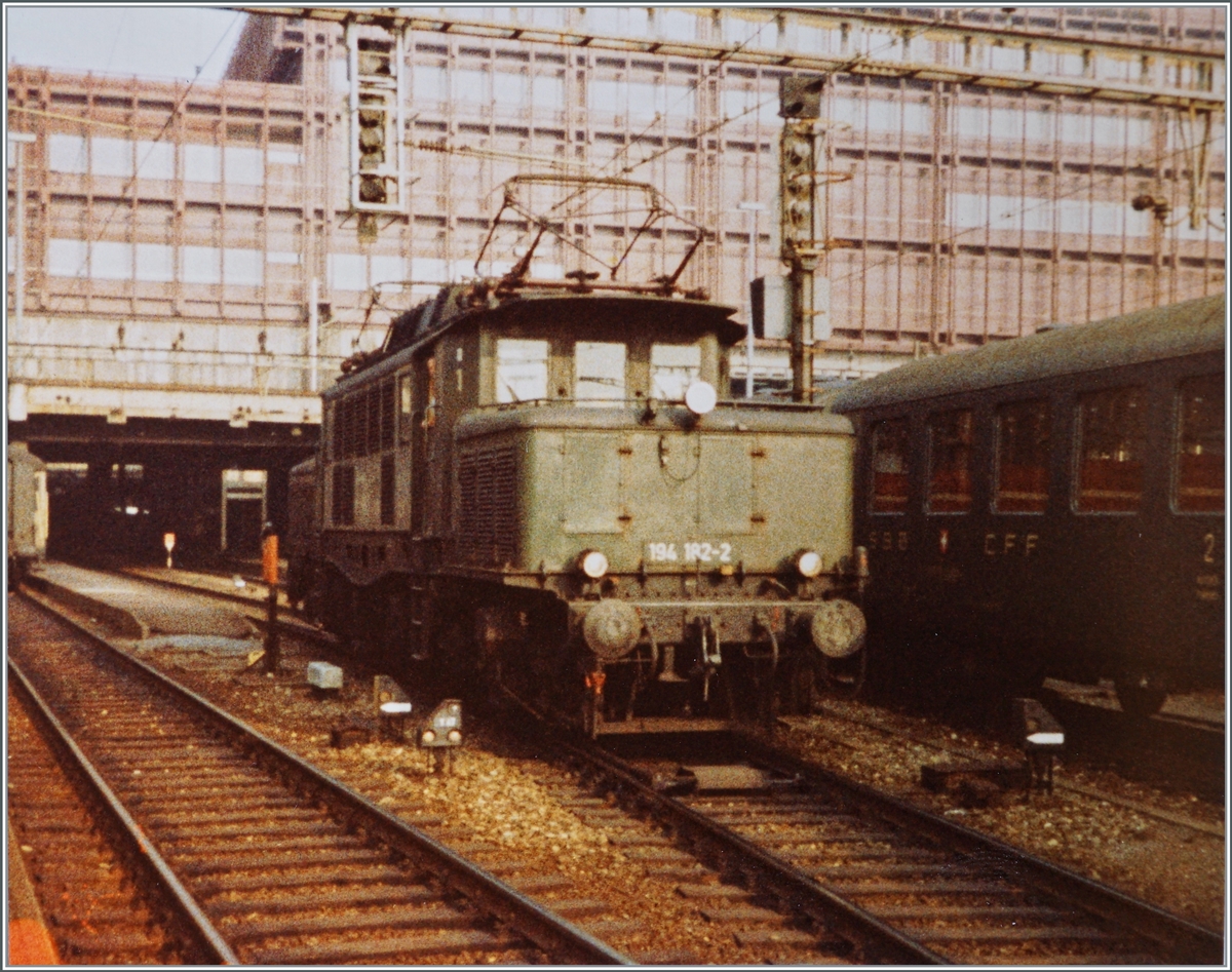 Die DB 194 182-2 verlässt den Bahnhof Basel SBB. 

Analogbild, vom September 1983