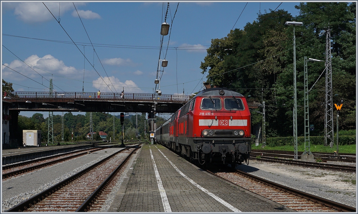 Die DB 218 416-8 und eine weitere erreichen mit einem EC von München Lindau HBF. Für die Weiterfahrt des Zuges wird eine SBB Re 4/4 II den Zug übernehmen.  

9. Sept. 2016