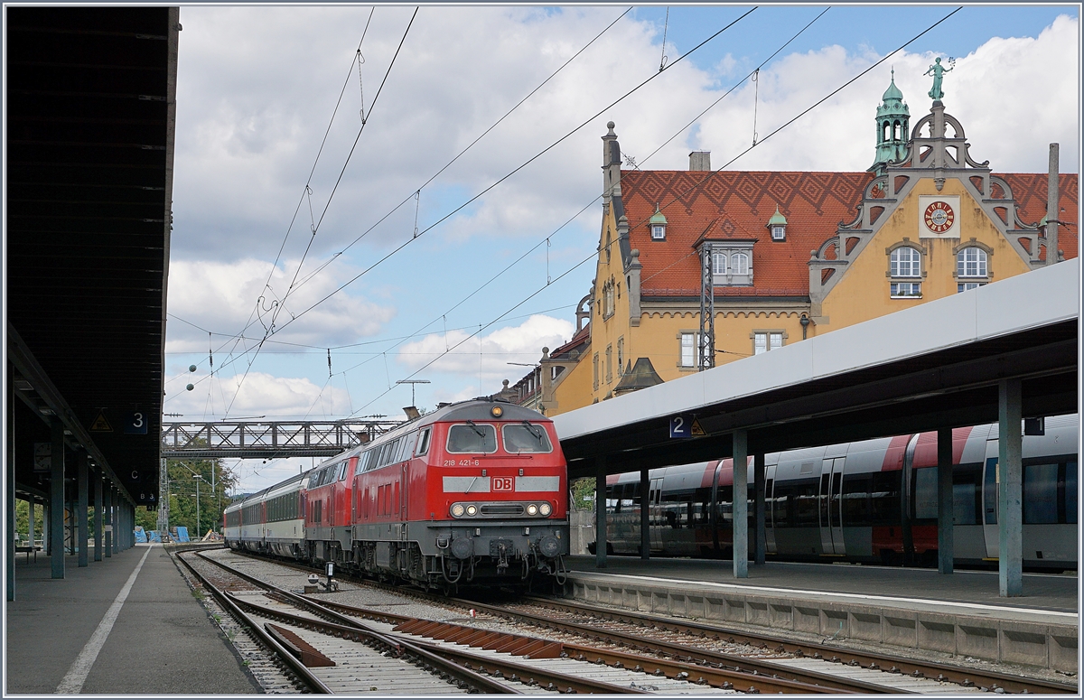 Die DB 218 421-6 und 423-2 bringen einen EC von München nach Zürich nach Lindau, wo sie von einer SBB Re 4/4 II abgelöst werden. 

24. Sept. 2018