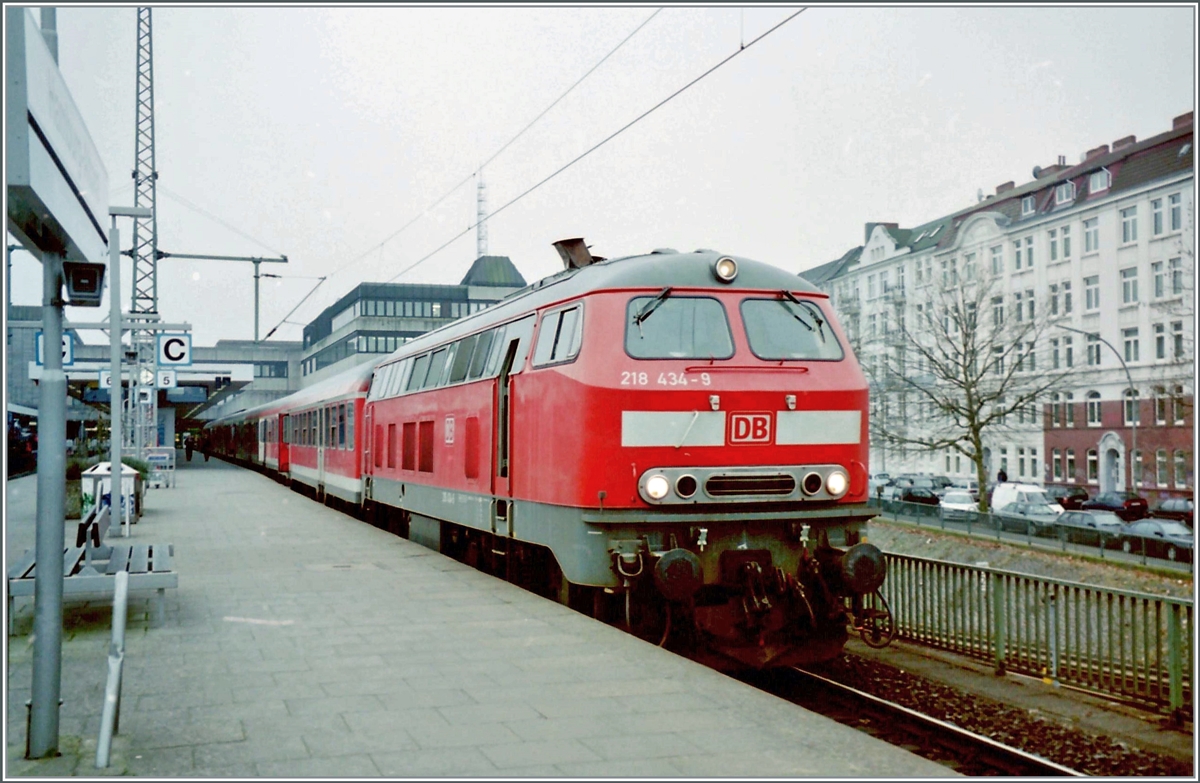 Die DB 218 434-9 wartet mit einem RE nach Westerland (Sylt) in Hamburg Altona auf die Abfahrt. 

Analogbild vom März 2002