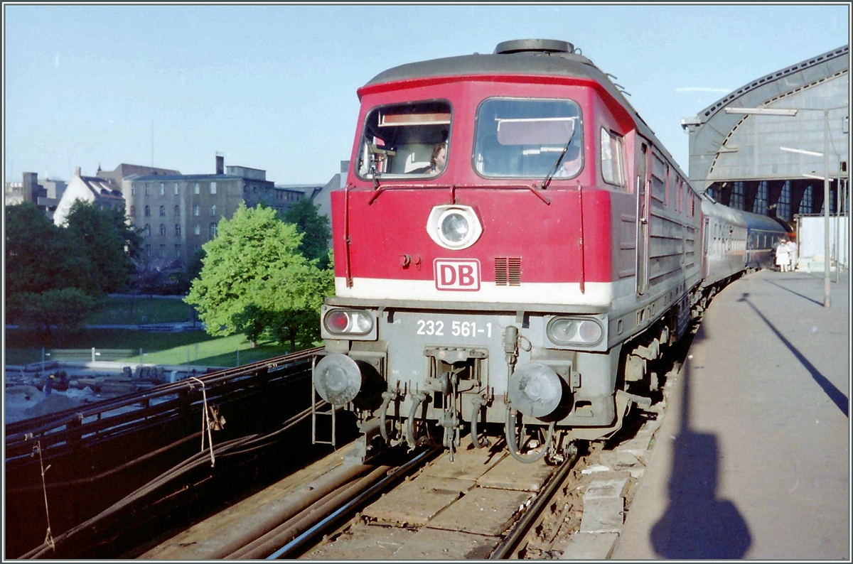 Die  DB  232 561-1 hat einen Nachtzug nach Berlin gebracht und hält hier vor der Weiterfahrt über die Stadtbahn in Berlin Friedrichsstarsse.
April 1994