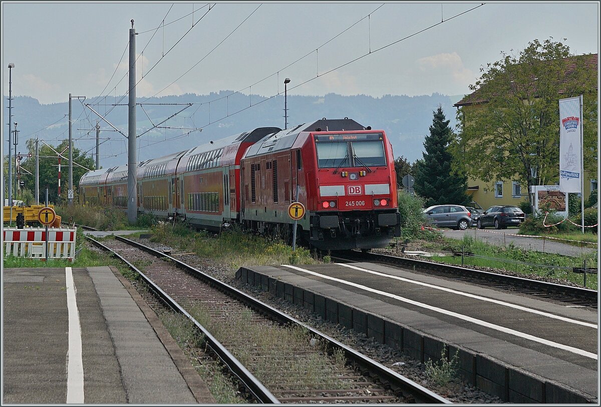 Die DB 245 006 erreicht mit ihrem IRE Ulm kommend in Kürze ihr Ziel Lindau Insel. Das Bild zeigt die Durchfahrt des Zuges in Enzisweiler, wo der Fahrdraht schon hängt, aber noch Formsignale den Betrieb regeln.

14. August 2021