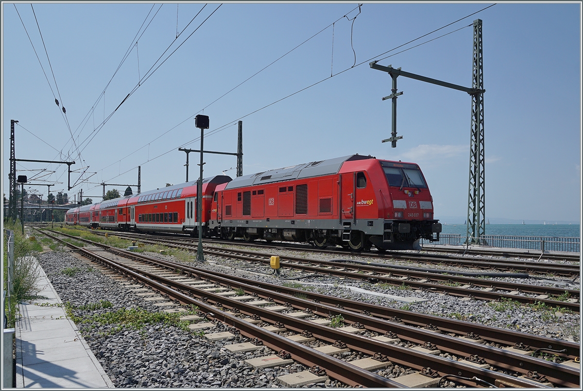 Die DB 245 037 rangiert mit ihrem IRE auf dem Damm vom Bahnhof Lindau Insel. 

14. Aug. 2021