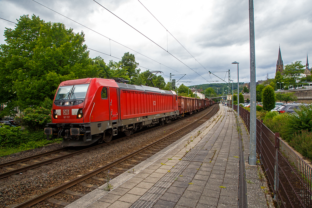 Die DB Cargo 187 157 (91 80 6187 157-3 D-DB) fhrt am 07.06.2022 mit einem gemischten Gterzug durch den Bahnhof Kirchen (Sieg) in Richtung Kln.

Nochmals einen lieben Gru an den netten Lokfhrer  zurck.

Die Bombardier TRAXX F140 AC3 wurde 2018 von der Bombardier Transportation GmbH in Kassel unter der Fabriknummer  KAS 35472 gebaut.  Die TRAXX F140 AC3 Varianten der DB Cargo (BR 187.1) haben keine Last-Mile-Einrichtung. Die Hchstgeschwindigkeit betrgt 140km/h. Die Lokomotiven knnen in gemischter Mehrfachtraktion mit BR185 und BR186 eingesetzt werden.
