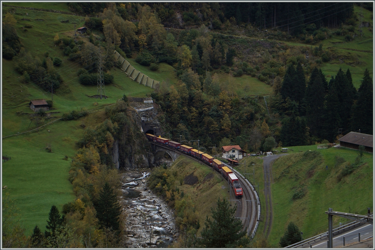 Die DB E 185 138-5 schiebt beim Wattinger Kehrtunnel der Gotthard Nordrampe den  Winner -Zug nach.
10.10.2014 