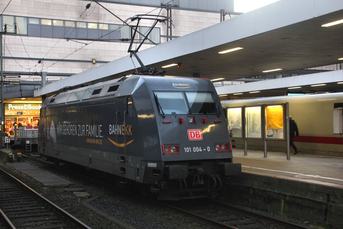 Die DB Fernverkehr 101 004-0 kam aus Berlin Hbf Tief am 03.12.16 mit ihrem Zug und Ging im Kopfbahnhof Hamburg Altona vom Zug und Stand am Prellbock am Bahnsteig bereit zur fahrt in die Abstellung nach Hamburg Langenfelde.