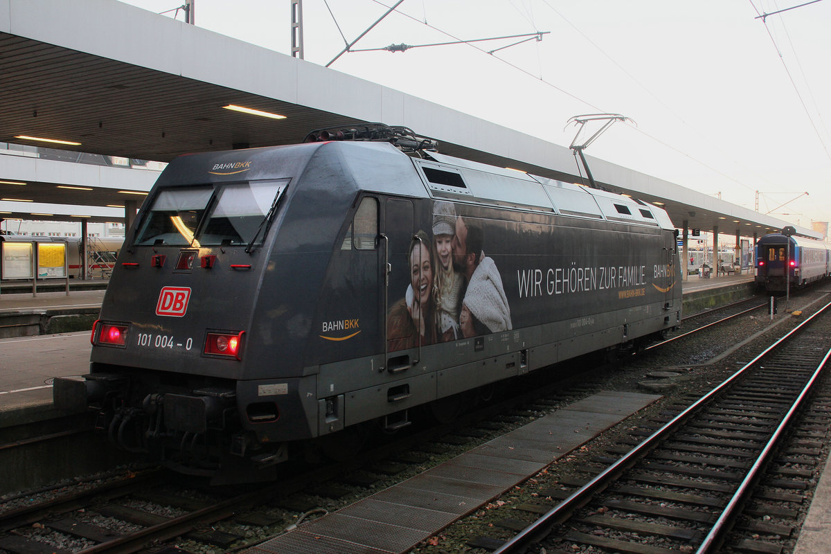 Die DB Fernverkehr 101 004-0 kam aus Berlin Hbf Tief am 03.12.16 mit ihrem Zug und Ging im Kopfbahnhof Hamburg Altona vom Zug und Stand am Prellbock am Bahnsteig bereit zur fahrt in die Abstellung nach Hamburg Langenfelde.