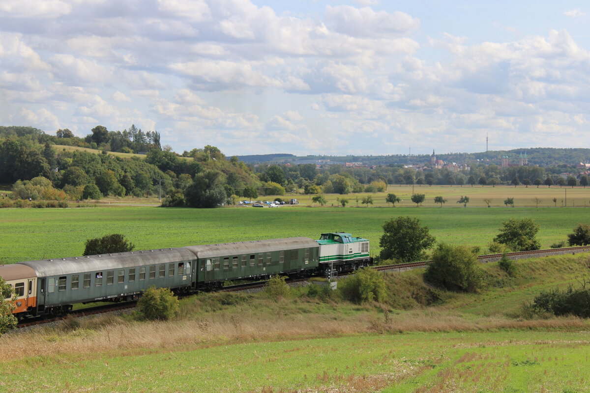 Die DB Museum V100 003 (92 80 1201 003-1 D-LDK) war am 13.09.2025 ab Sangerhausen Schlusslok am DZ 88309 der Eisenbahnfreunde vom Traditionsbahnbetriebswerk Staßfurt e.V. von Magdeburg Hbf nach Karsdorf Bbf anlässlich des Winzerfests in Freyburg (U). Hier ist  Salzland-Express  auf der Unstrutbahn bei Kleinjena unterwegs.
