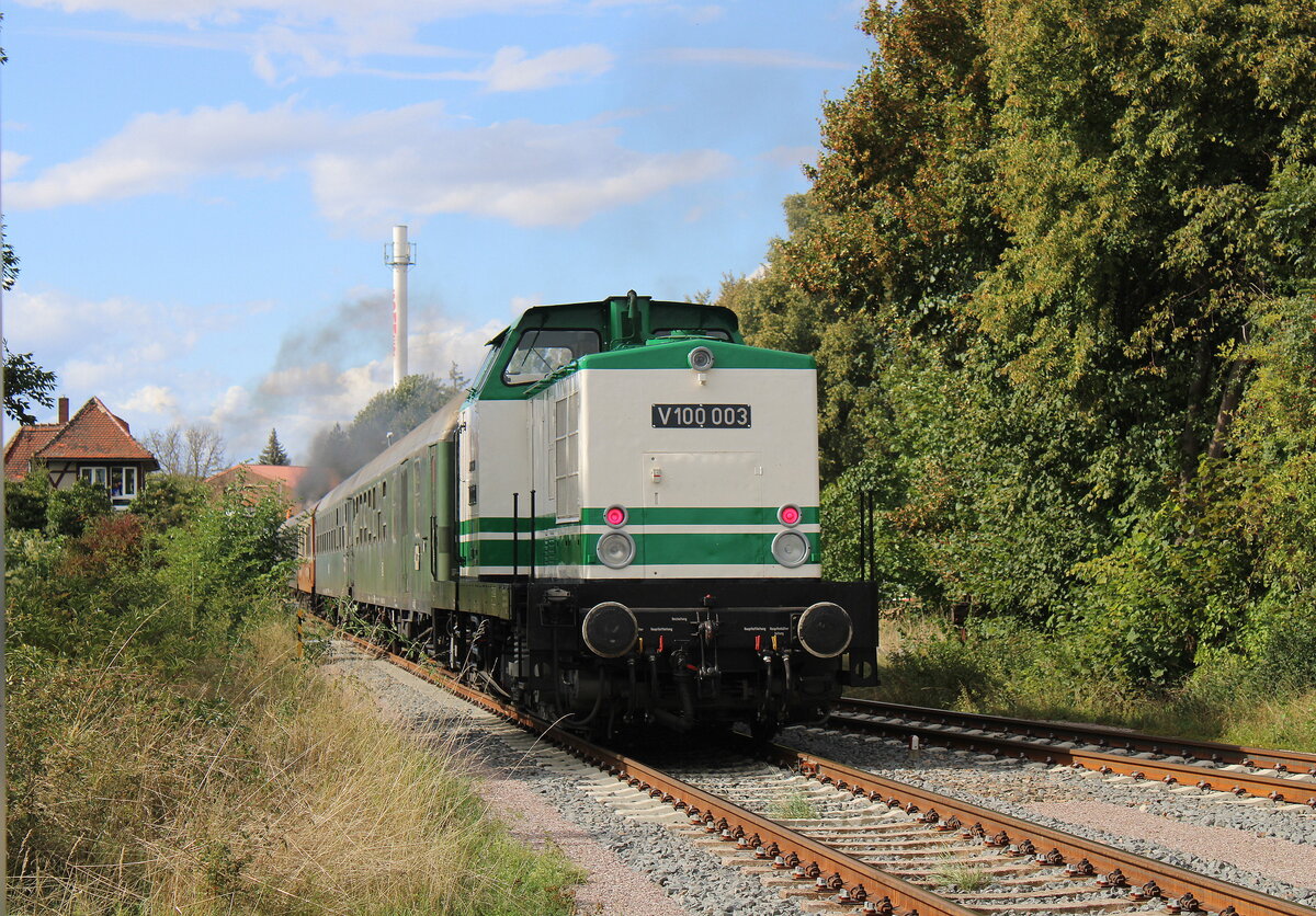 Die DB Museum V100 003 (92 80 1201 003-1 D-LDK) als Schlusslok ab Sangerhausen am DZ 88309 von Magdeburg Hbf nach Karsdorf Bbf, am 13.09.2025 in Laucha (U). Der  Salzland-Express  der Eisenbahnfreunde vom Traditionsbahnbetriebswerk Staßfurt e.V. kam zum Winzerfest Freyburg ins Unstruttal.