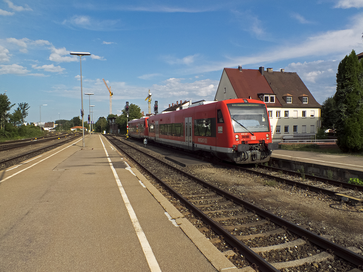 Die DB-RegioShuttles der Unterbaureihe 650.1 sind in Sachen Besuhlung durchaus bunt geraten: Manche Triebwagen haben im Niederflurbereich kaum feste Sitze, dafür hauptsächlich Fahrradstellplätze, andere hingegen keine Fahraplätze aber Sitze. Wieder andere eine Mischform... 650 104 und 107, die mich zuvor von Singen nach Friedrichshafen gebracht haben, fahren am 04.08.14 in Richtung Hafenbahnhof aus.