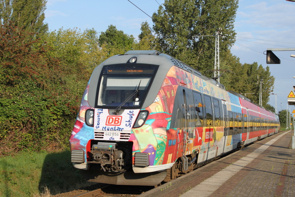 Die DB treibt es bunt: Werbehamster 442 854 als S2 von Warnemünde nach Güstrow bei der Einfahrt in Rostock-Bramow.17.09.2017