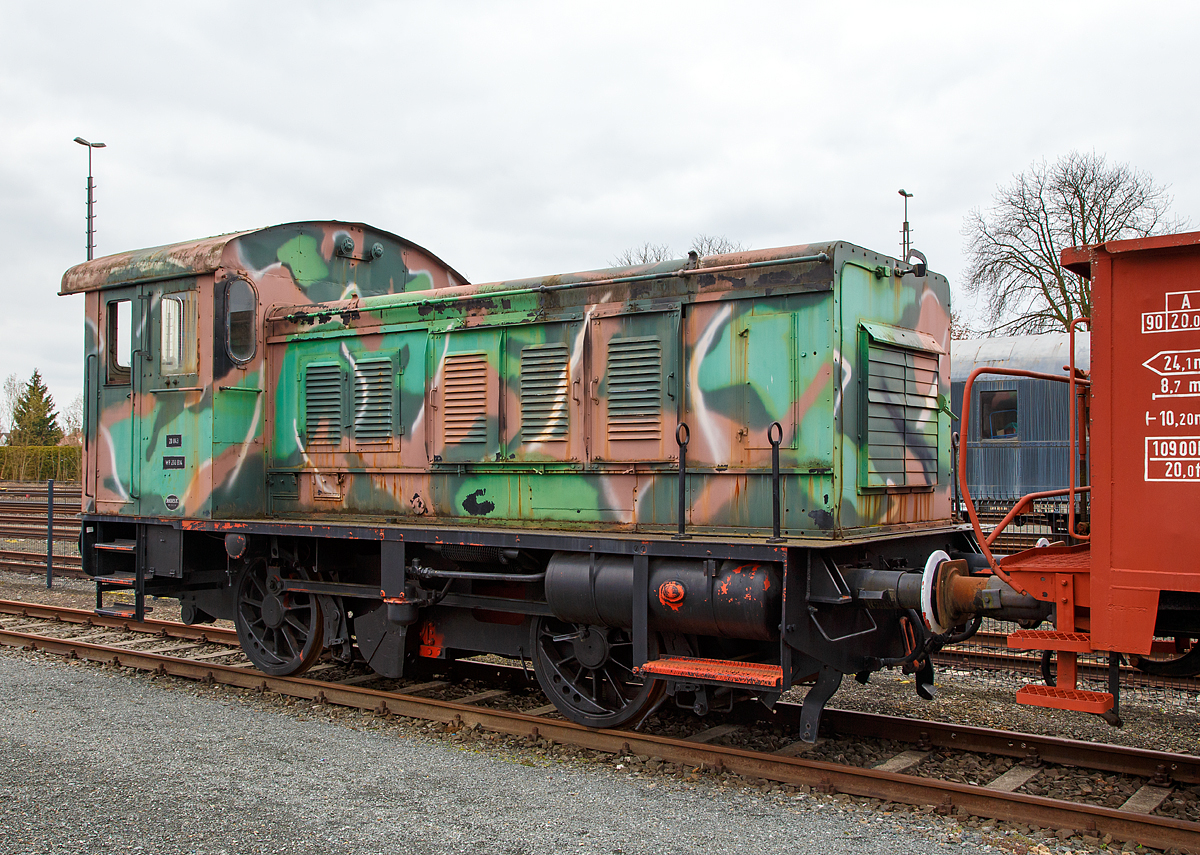 Die DDM V20 043 (Deutz 39624) eine ehemalige Wehrmachtslokomotive WR 200 B 14 am 26.03.2016 im DDM - Deutschen Dampflokomotiv-Museum in Neuenmarkt-Wirsberg, in einer Wehrmachts-Tarnlackierung.

Die Wehrmachtslokomotive vom Typ WR 200 B 14 (Deutz Typ A6M 324 R) wurde 1943 von Deutz / KHD unter der Fabriknummer  39624 gebaut und an das OKH - Oberkommando des Heeres fr den Eisenbahn-Pionierpark Rehagen-Klausdorf geliefert. Nach dem Krieg gelangte sie zur Britischen Armee (BAOR - British Army of the Rhine, spter British Army, RCT - Royal Corps of Transportation). Im Jahre 1986 ging sie zur Museumseisenbahn Paderborn hier wurde sie dann als V 20 043 (in Anlehnung an das DB-Schema) bezeichnet. Bis sie 1989 zum DDM - Deutsches Dampflokomotiv-Museum in Neuenmarkt-Wirsberg kam (hier wird sie als V 20 042 gefhrt).

Diese Fahrzeuge verkrpern die zweiachsige, 200 PS-Version der typisierten Wehrmachts-Diesellokomotive, deren ursprngliche Bezeichnung WR 200 B14 lautete. Dabei stand das W fr Wehrmacht, das R fr Regelspur, gefolgt von Leistung, Achsfolge und Achsdruck. Insgesamt 129 Lokomotiven wurden zwischen 1939 und 1943 von den Herstellern Berliner Maschinenbau (BMAG), Deutz und Gmeinder sowie Jung und Deutsche Werke fr die Wehrmacht gebaut. 

Die Loks hatten einen langsam laufenden 6-Zylinder-Schiffsdieselmotor. Die Kraftbertragung erfolgte hydraulisch und ber Blindwelle und Stangen auf die Achsen. Die erfolgreiche Verwendung der hydraulischen Kraftbertragung ber ein Voith-Getriebe brachte dieser Technik den Durchbruch weltweit. Die WR-Lok verfgten ber zwei Fahrstufen. Die damit erreichbare Hchstgeschwindigkeit im Rangiergang sind 30 km/h, im Streckengang 60 km/h. Haupteinsatzgebiet der WR200B14 wurden Nachschubdepots und Versorgungslager von Heer und Luftwaffe.

Nach dem Zweiten Weltkrieg verblieben 23 Fahrzeuge bei der Deutschen Bundesbahn, die sie als Baureihe V 20 (V 20 001, 002, 005–008, 020–023, 030–041, 050) in ihrem Bestand fhrte. 1968 erhielten die zwanzig zu diesem Zeitpunkt noch vorhandenen Lokomotiven die Baureihenbezeichnung 270. Im Jahre 1979 wurde mit der 270 035 die letzte Maschine ausgemustert.

TECHNISCHE DATEN:
Spurweite: 1.435 mm (Normalspur)
Achsformel: B
Lnge ber Puffer: 8.000 mm
Dienstgewicht:  27 t
Achslast: 14,0 t
Hchstgeschwindigkeit:  60km/h
Installierte Leistung: 147 kW (200 PS)
Treibraddurchmesser:  1.100 mm