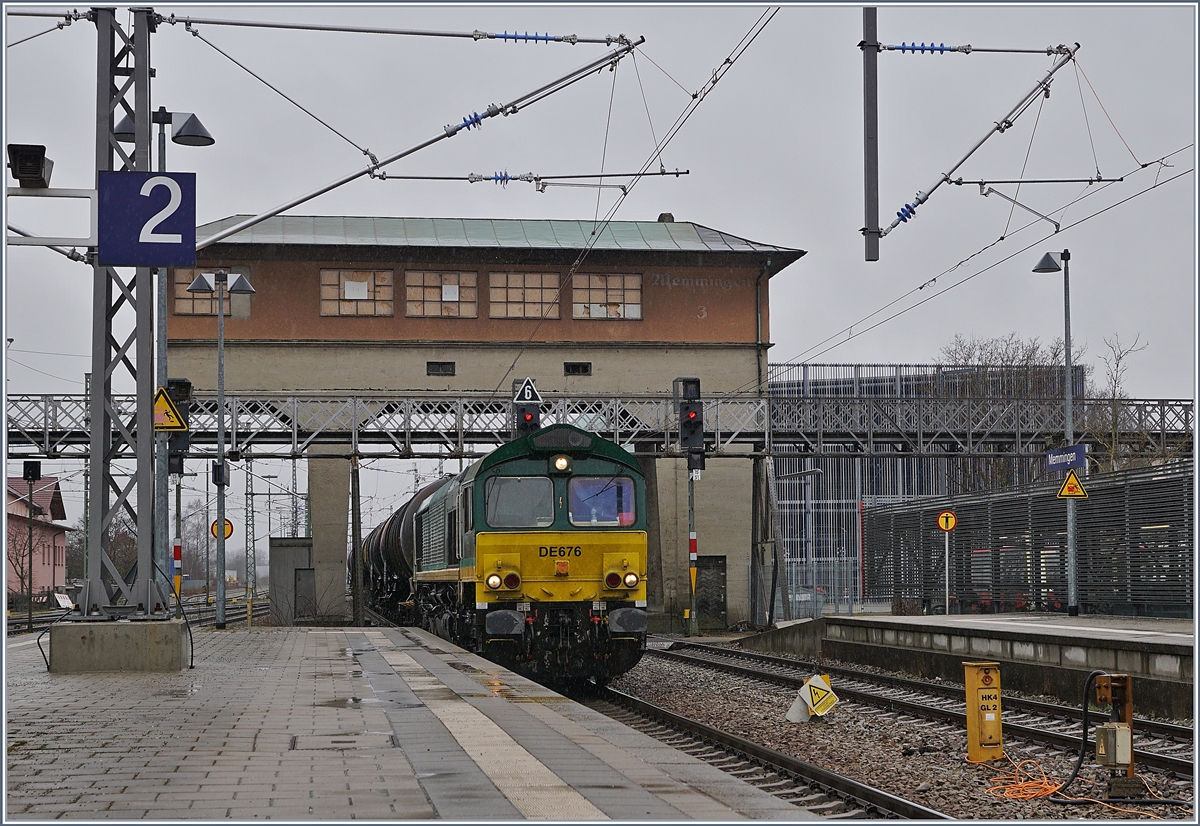 Die DE 676 (UIC 92 80 1266 004-1 D-RHC) erreicht mit einem Kesselwagenblockzug Memmingen. 

15. März 2019
