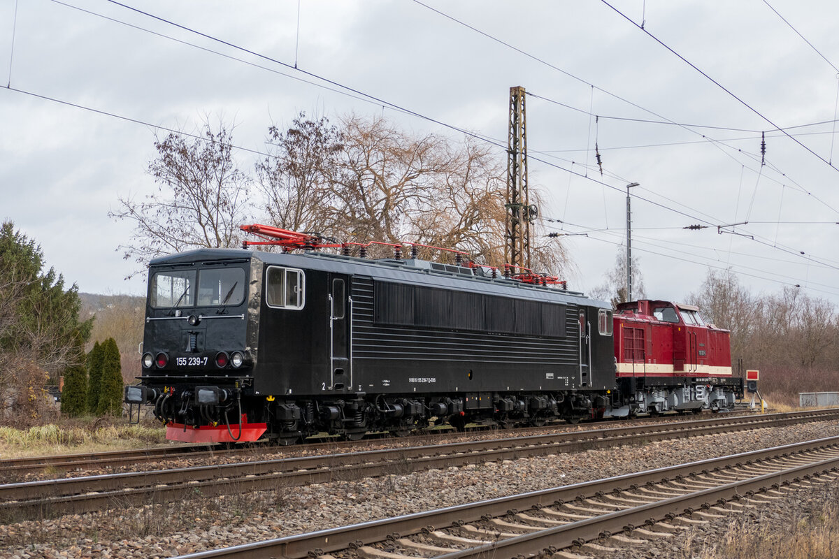 Die defekte EBS 155 239-7 mit der 110 001-5 am 15.12.2021 auf Gleis 44 in Naumburg Hbf. (Foto: Orlabahner)