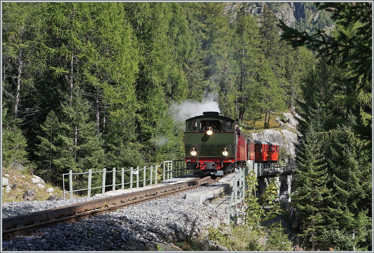 Die DFB (Dampfbahn Furka Bergstrecke) HG 4/4 704 mit ihrem Dampfzug 133 auf dem Weg von Realp nach Oberwald hat Baumgrenze wieder erreicht und wird bald am Ziel in Oberwald ankommen. 

30. Sept. 2021