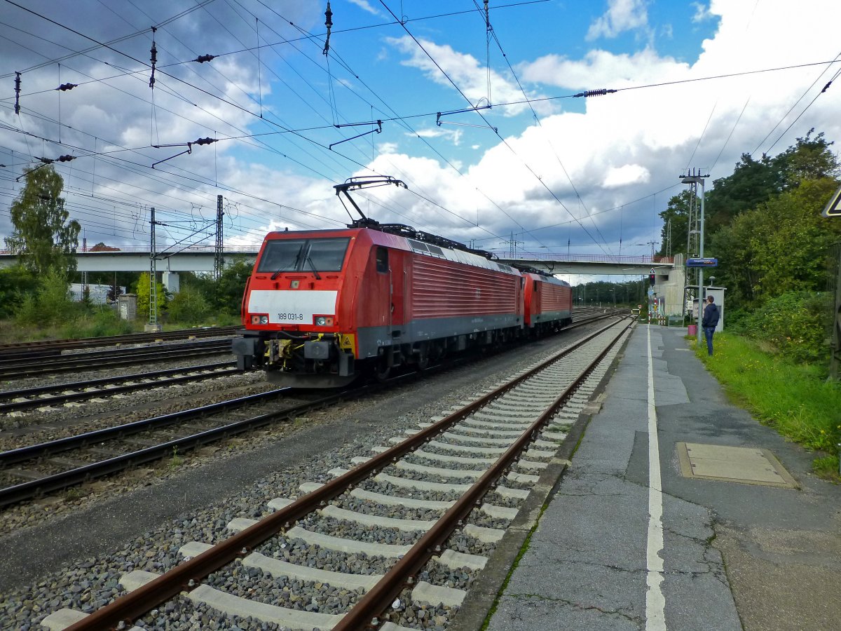 Die Doppeltraktion aus zwei Loks der Baureihe 189 zeigt den Lngenvergleich mit dem Bahnsteig in Duisburg-Entenfang. Fr Triebwagen der Baureihen 628 oder 426, die hier eingesetzt waren war dieser gerade ausreichend lang.