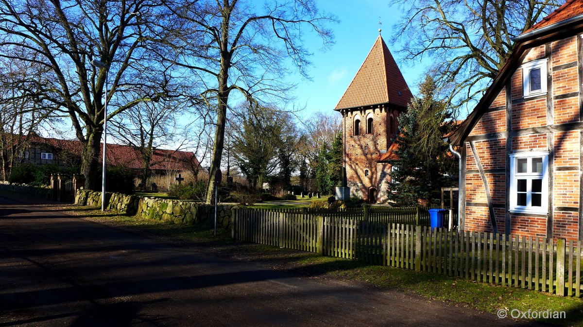 Die Dorfmitte von Zebelin mit der Ev. Kirche. Der Kirchhof ist umgeben mit einer vielhundertjährigen Feldsteinmauer. Zebelin hat etwa 80 Einwohner, der Ort ist zugehörig dem 3,7 km (Fußweg) entfernten Waddeweitz. Zebelin ist ein Rundlingsdorf und wurde etwa in 1480 gegründet. 