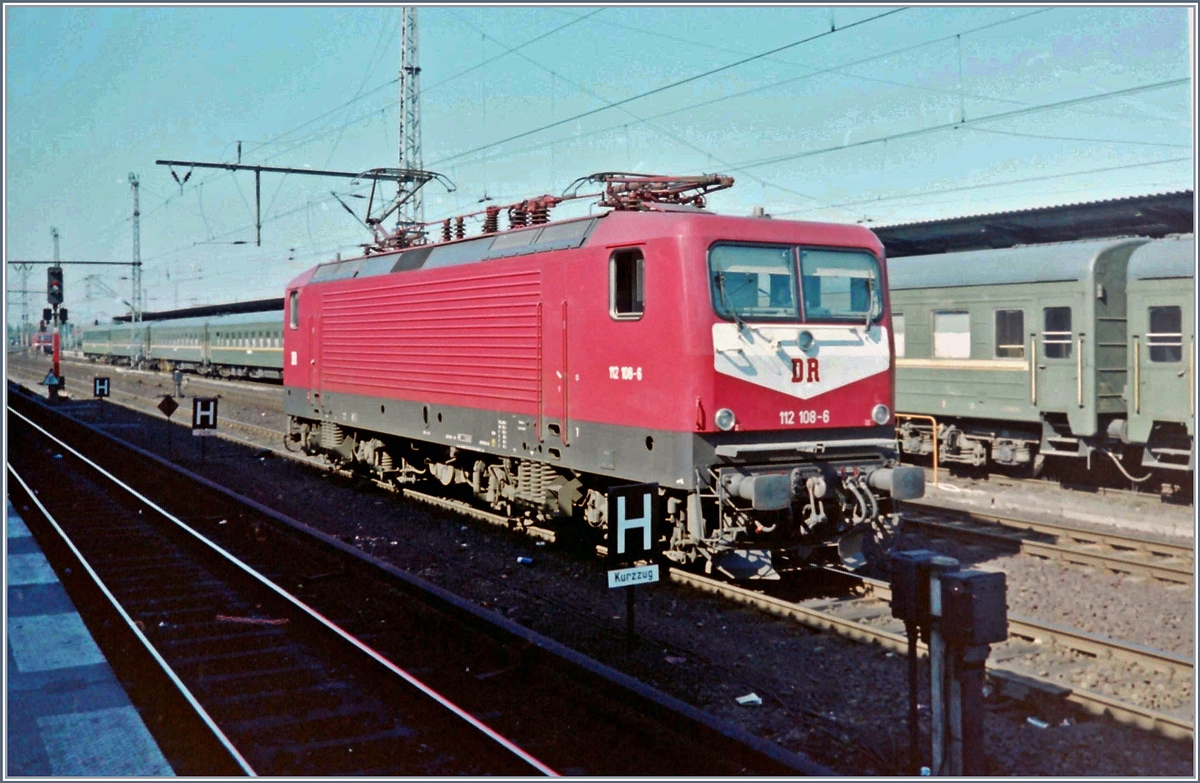 Die DR 112 108-6 wartet in Berlin Lichtenberg auf neuen Aufgaben.
Analog Bild vom 3. Mai 1994