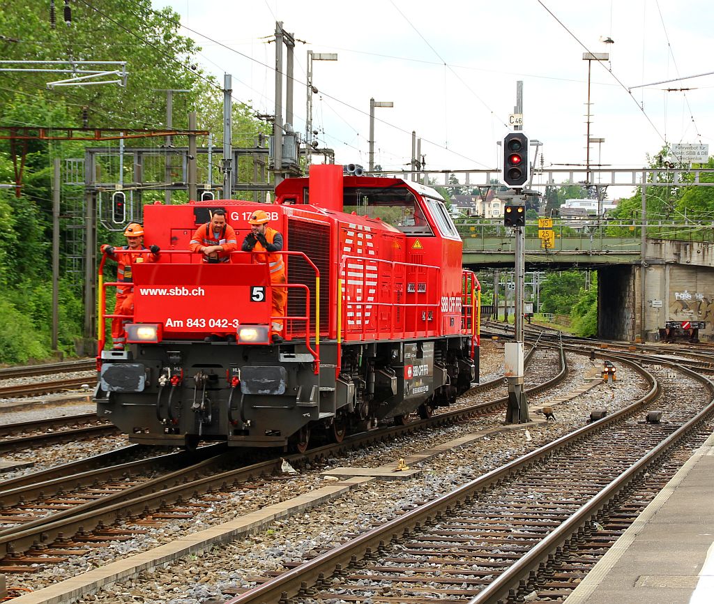 Die drei von der Diesellok...SBB Am 843 042-3 mit Personal im Bhf Basel/SBB 01.06.2012 