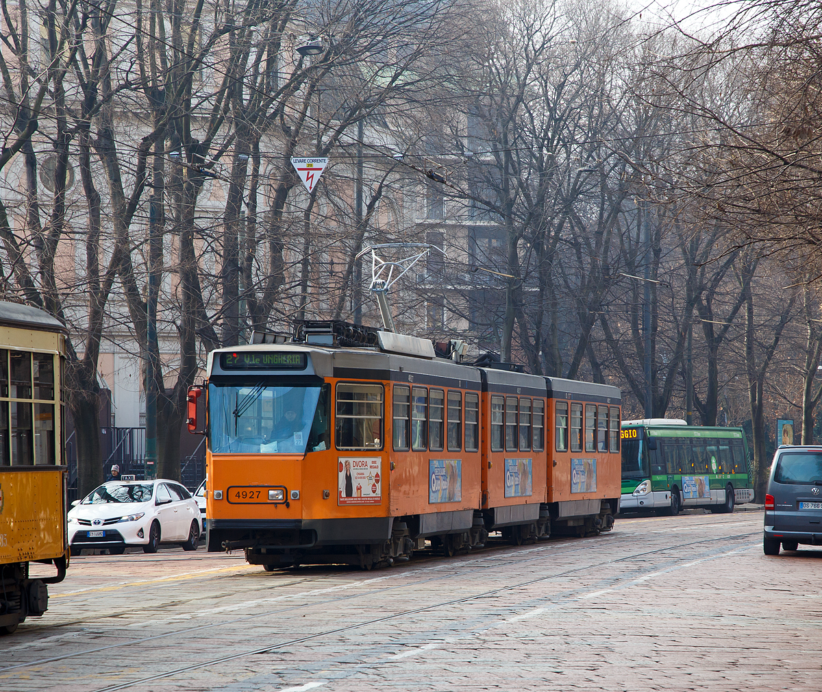 
Die dreiteilige  Jumbotram  4927 der ATM-Baureihe 4900 (ATM = Azienda Trasporti Milanesi S.p.A.) am 28.12.2015 als Linie 27 (Piazza VI Febbraio - Viale Ungheria) nahe der Haltestelle Piazza Castelli in Mailand. 

Diese dreiteiligen achtachsigen Triebwagen wurden zwischen 1976–1978 von der Gruppo Aziende Italiane (G.A.I.) gebaut. Bei der ersten Serie von 50 Stück (TW 4900 bis 4949) war Fiat Ferroviaria für die Konstruktion verantwortlich und die Elektrische Ausrüstung ist von Marelli-ASGEN. Bei der zweiten Serie von 50 Stück (TW 4950 bis 4999) war Stanga (II serie) für die Konstruktion verantwortlich und die Elektrische Ausrüstung ist von AEG.

Technische Daten:
Spurweite: 1.435 mm
Achsformel: Bo'2'2'Bo'
Stromsystem: 600 V DC (=)
Länge über alles: 29.210 mm 
Drehzapfenabstand: 7.200 mm 
Achsabstand in Drehgestell: 1.800 mm
Höhe: 3.750 mm
Breite: 2.380 mm
Fußbodenhöhe: 942 mm
Trei- und Laufbraddurchmesser: 690 mm
Dienstgewicht: 31,8 t
Sitzplätze: 60
Stehplätze: 210
Leistung: 2 x 145 kW (1. Serie) bzw. 2 x 148 kW (2. Serie)
Höchstgeschwindigkeit: 60km/h
Motoren: 2 Stück TIBB GLM 1354 K (1. Serie) bzw. 2Stück AEG USG 6456r1 (2. Serie)