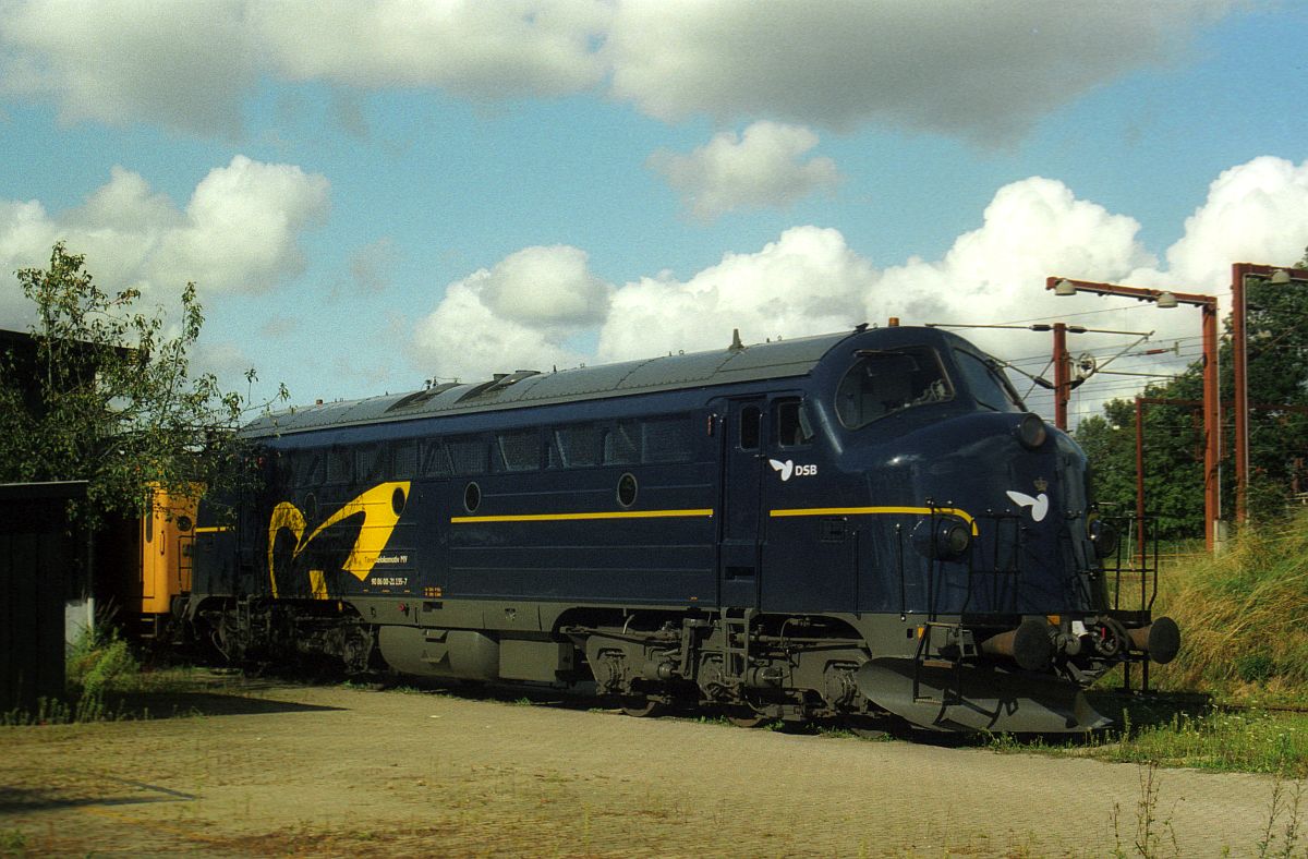 Die DSB MY 1135 wurde von 2004-2014 als blaue Tjenestlokomotiv MY 90 86 00-21 135-7 eingesetzt, hier in Pattburg CFL am 22.08.2004
