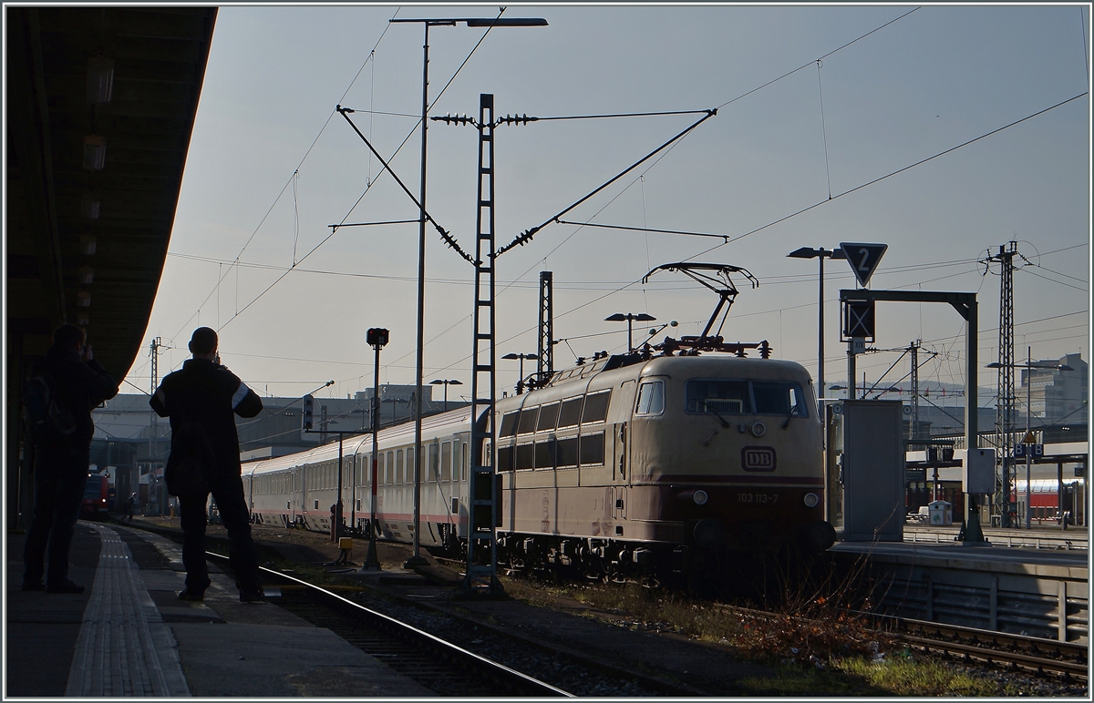 Die E 103 113-7 übernimmt, von zahlreichen Fotografen beobachtet, den IC. 
28. Nov. 2014