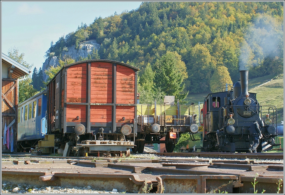 Die E 3/3 8494 wird in Le Pont für ihre Fahrt mit dem Dampfextrazug der CTVJ Compagnie du Train à Vapeur de la Vallée de Joux zurecht gemacht.
Das Bild entstand im frei zugänglichen Museumsareal der CTVJ Compagnie du Train à Vapeur de la Vallée de Joux in Le Pont.

4. Oktober 2009 