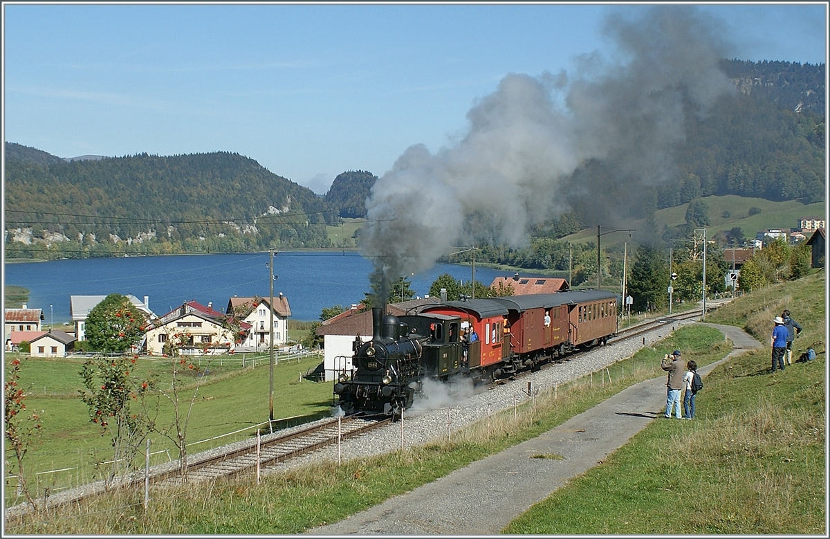 Die E 3/3 N° 8494  Tigerli  der CTVJ (Compagnie du Train à Vapeur de la Vallée du Joux) auf der Fahrt nach Le Brassus. Das Bild zeigt die zierliche Lok im Anstieg kurz nach Les Charbonnières auf der Fahrt Richtung Le Brassus, im Hintergrund der Lac Brenet. 

4. Okt. 2009