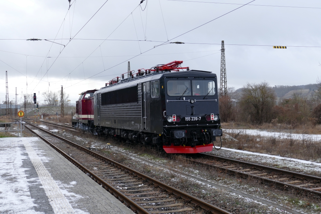 Die EBS 110 001-5 hatte am 21.01.2022 in Naumburg Hbf die FWK 155 239-7 am Haken und �berf�hrte sie nach Karsdorf.