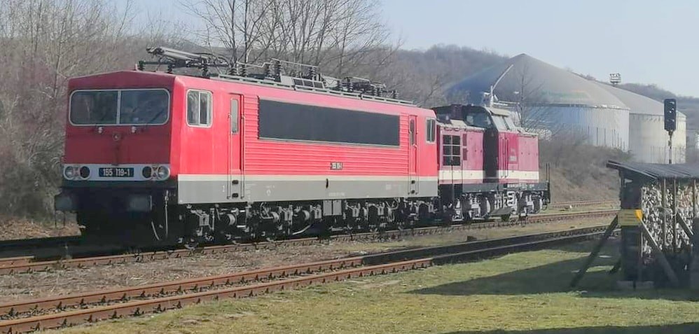 Die EBS 110 001-5 steht am 25.02.2021 mit der FWK 155 119-1 im Bbf Karsdorf und überführt sie kurze Zeit später nach Naumburg Hbf. (Foto: Jens Hermann)