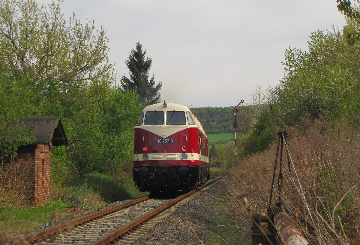 Die EBS 118 757-3 am 17.04.2014 w�hrend ihrer Premierenfahrt in DR Farben. Von Karsdorf ging es �ber die Unstrutbahn und Naumburg Hbf nach Weimar. Hier zu sehen, am ehem. Posten 6a in Laucha.