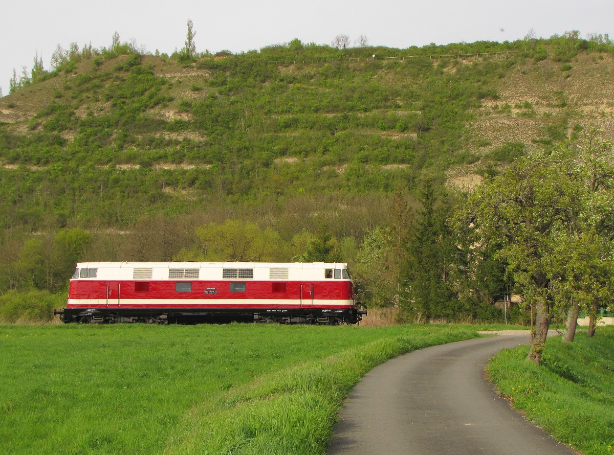 Die EBS 118 757-3 am 17.04.2014 w�hrend ihrer Premierenfahrt in DR Farben als Tfzf von Karsdorf nach Weimar, bei Balgst�dt.