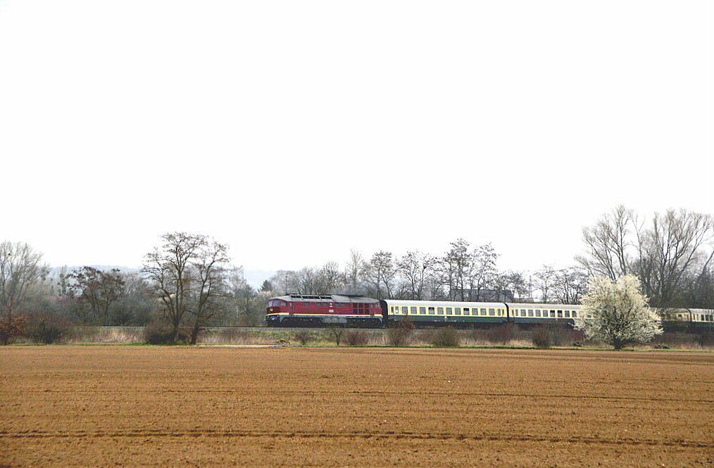 Die EBS 132 293-2 bespannte am 24.03.2019 ab Naumburg Hbf erstmalig den  Rotk�ppchen-Express I  um sich ein umsetzen der 41 1144-9 zu ersparen. Der RC 16992 verkehrte von Neustadt (Orla) nach Freyburg und ist hier bei Ro�bach zu sehen. (Foto: Thomas Fritzsche)