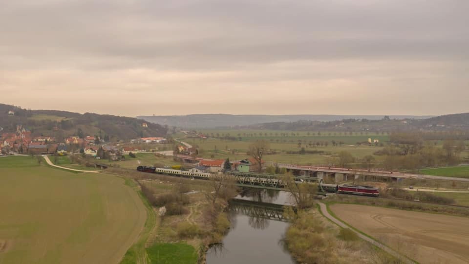 Die EBS 132 293-2 bespannte am 24.03.2019 den RC 16993  Rotkäppchen-Express I  zwischen Karsdorf und Naumburg Hbf. Hier ist der Sonderzug auf der Rückfahrt nach Neustadt (Orla) bei Roßbach zu sehen. Am Zugschluss ist die 41 1144-9 der IGE Werrabahn-Eisenach e.V.. Dank an Thomas Szabo für dieses außergewöhnliche Bild.