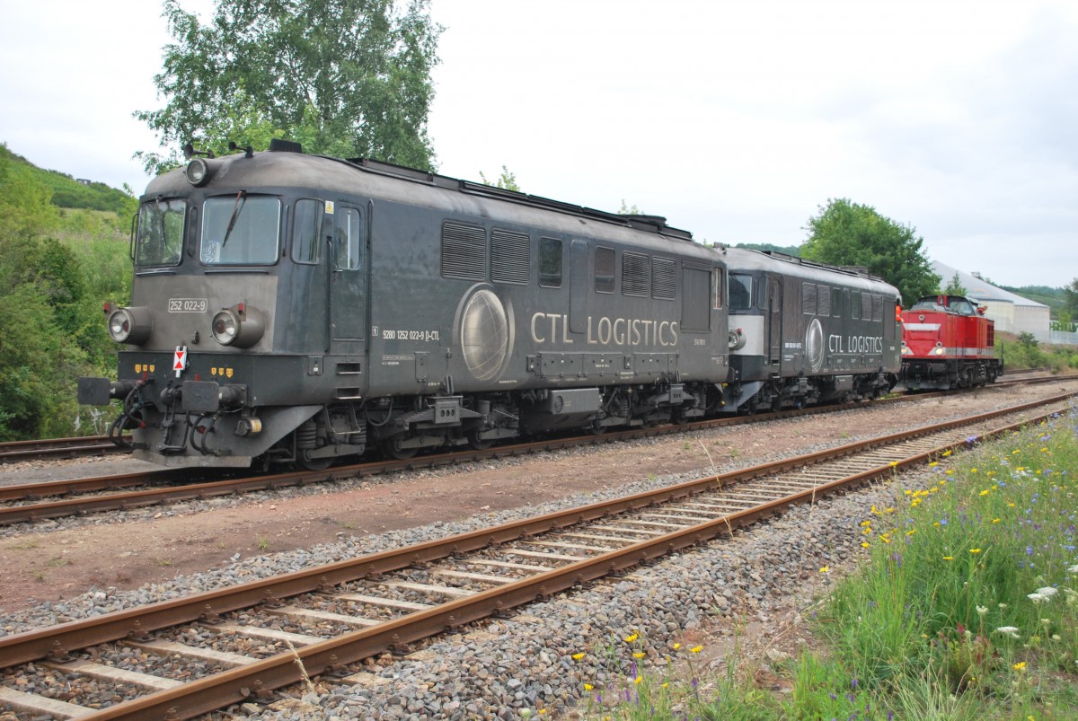 Die EBS 202 738-1 brachte am 13.07.2012 die CTL 252 022-9 + 252 021-1 zur EBS nach Karsdorf. Hier zu sehen in Karsdorf Bbf. (Foto: Mario Fliege)