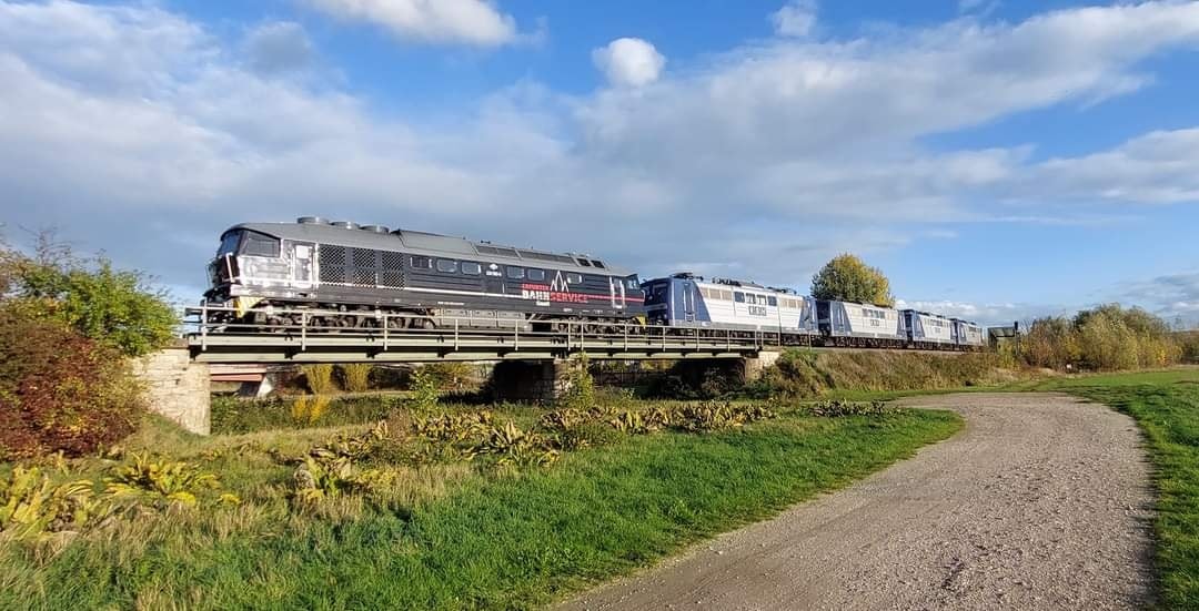 Die EBS 232 592 überführte am 25.10.2022 die RBH 151 144, 151 127, 151 024 und die RBH 151 151  in Roßbach nach Karsdorf. (Foto: Andre Marek)