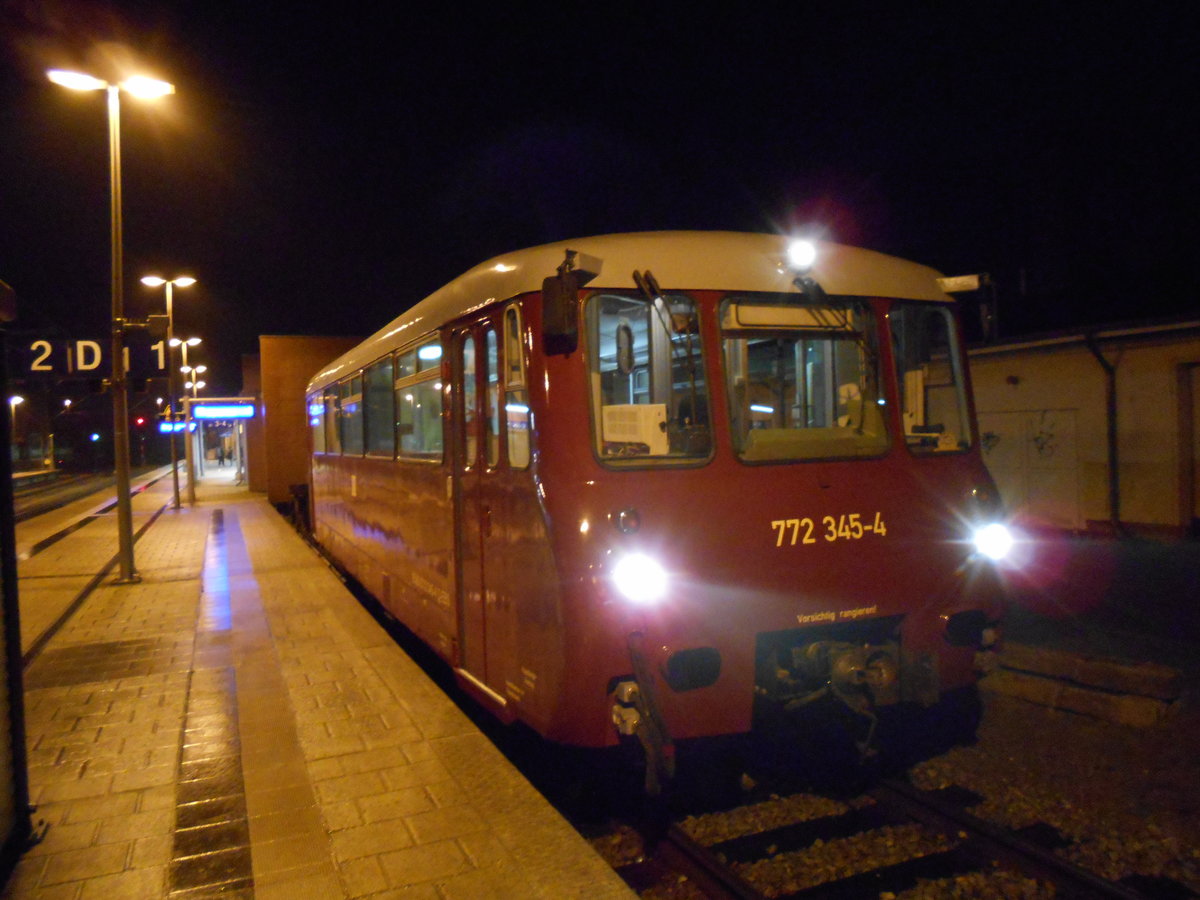 Die EBS Ferkeltaxe 772 345,am 01.Dezember 2018,am Abend in Bergen/Rgen.