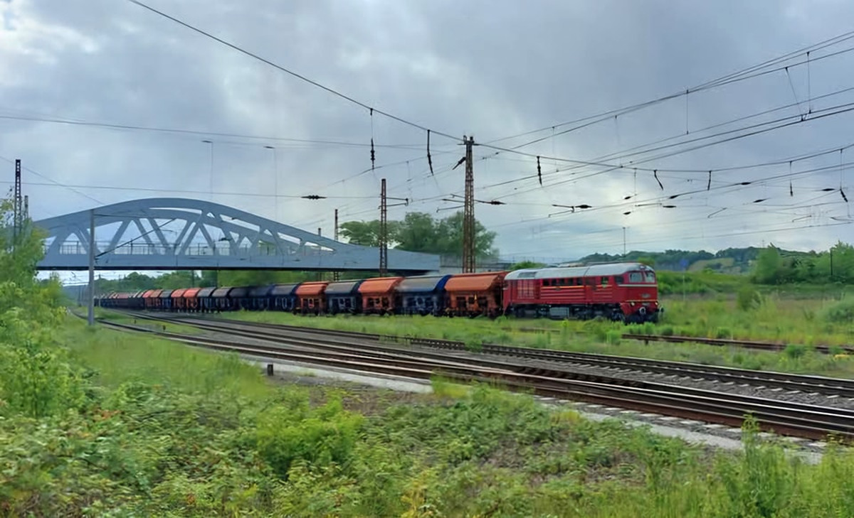 Die EBS V200 507 brachte am Nachmittag des 16.05.2025 einen leeren Düngerzug (40 Wagen) aus Eckartsberga bis nach Naumburg (S) Hbf. Kurz darauf verschwand die Wumme Lz nach Karsdorf. (Foto: Andre Marek)