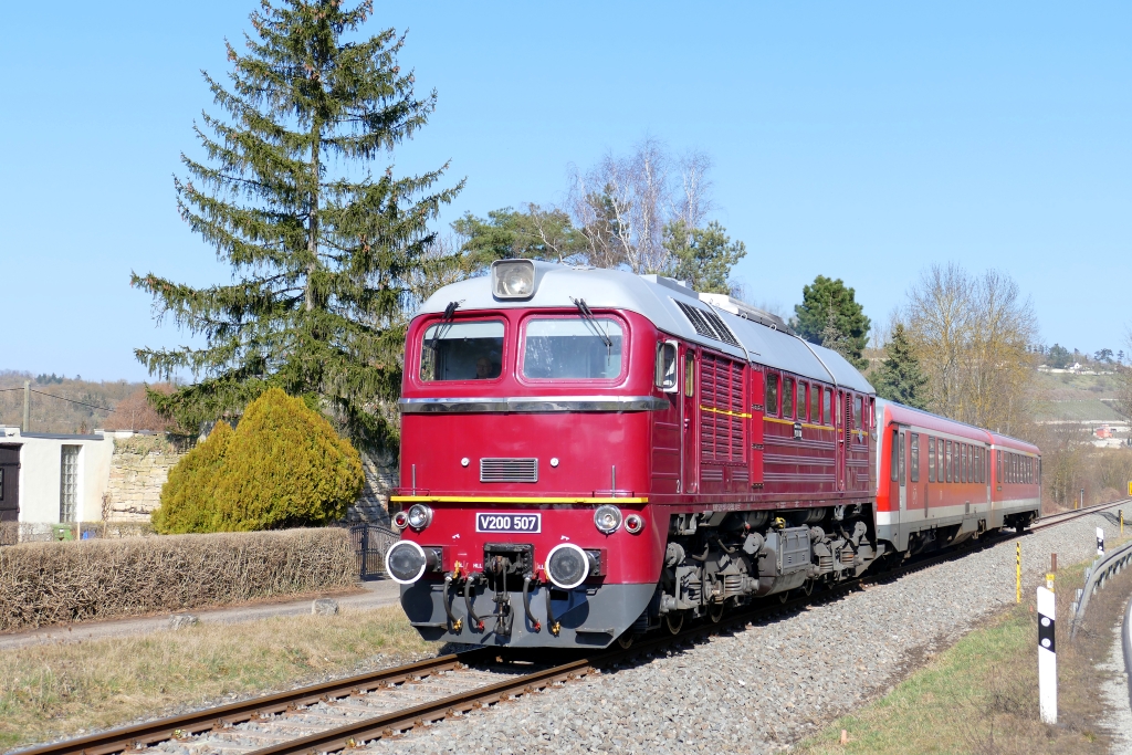 Die EBS V200 507 mit dem DB 628 636 von Naumburg (S) Hbf nach Karsdorf, am 21.03.2025 auf der Unstrutbahn in Balgst�dt.