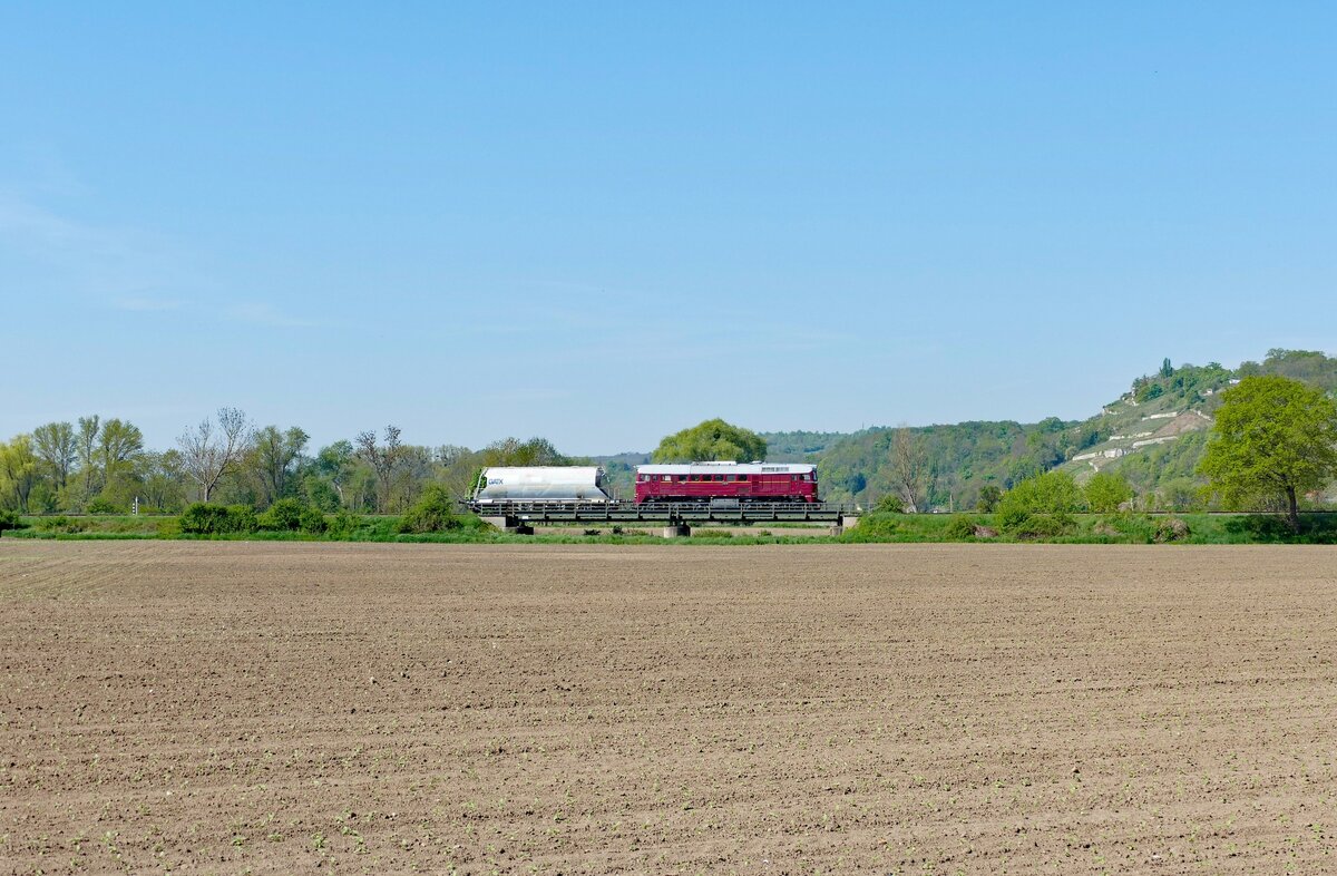 Die EBS V200 507 war am 29.04.2025 auf der Unstrutbahn bei Roßbach mit einem Staubgutwagen nach Karsdorf unterwegs. (Foto: Wolfgang Krolop)