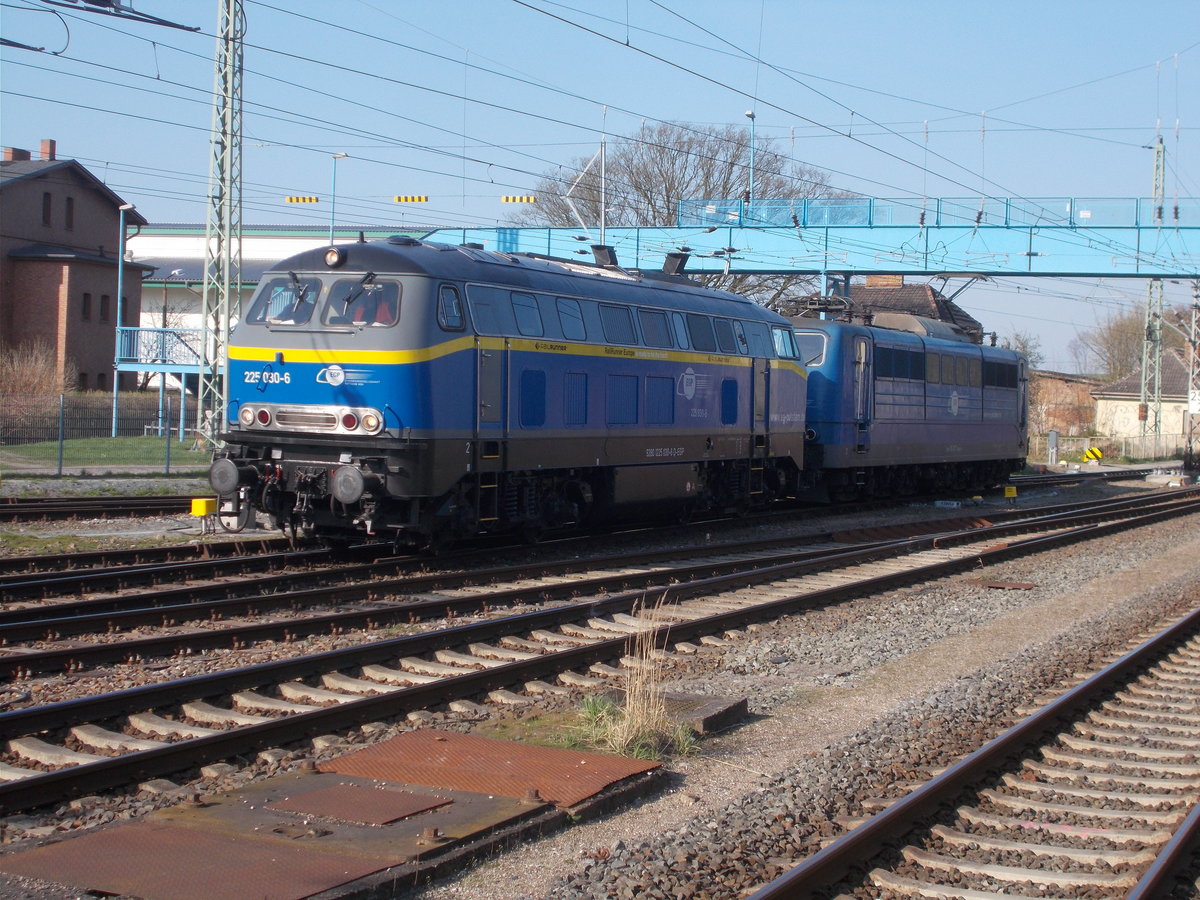 Die EGP 225 030 schleppte die 151 007,am 20.April 2018,über den Bahnhof in Bergen/Rügen.