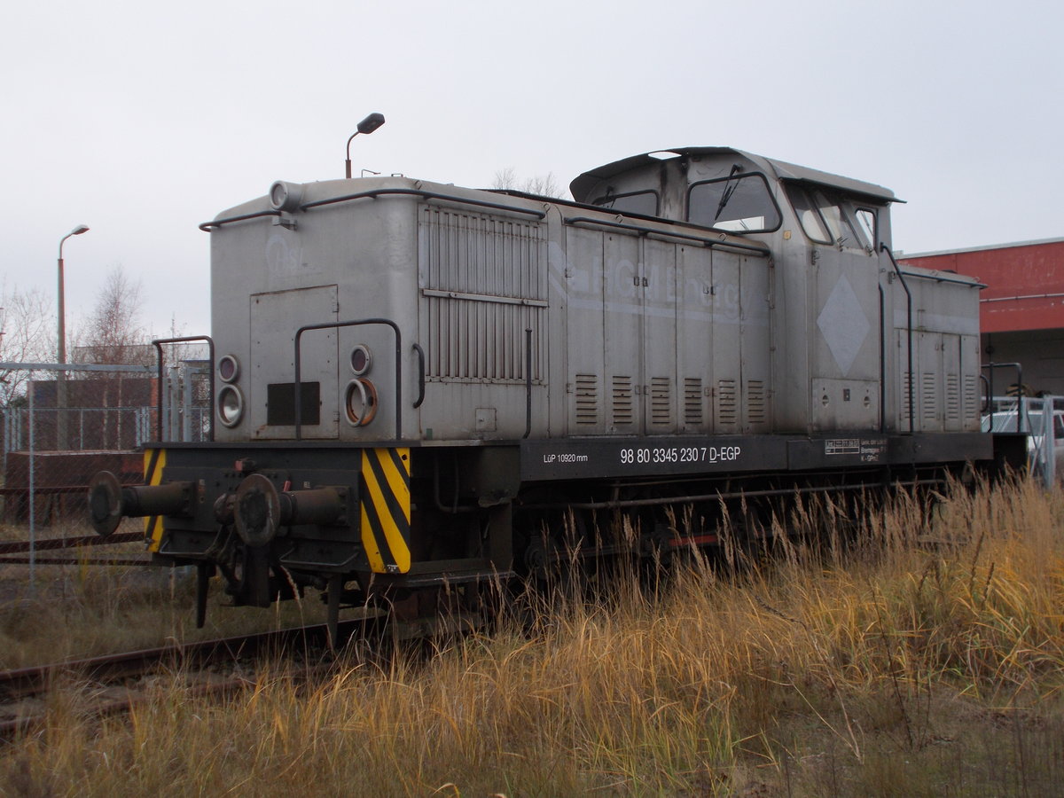 Die EGP 345 230-7 gammelt in der Mukraner Einsatzstelle auch schon eine Zeitlang herum.Aufnahme am 26.November 2016.