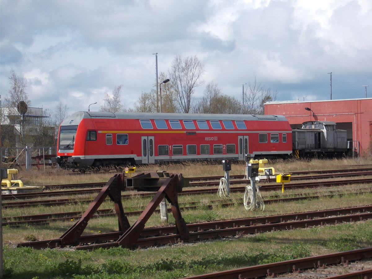 Die EGP 345 230-7 mit einem Dostos in der Est Mukran am 24.April 2016.